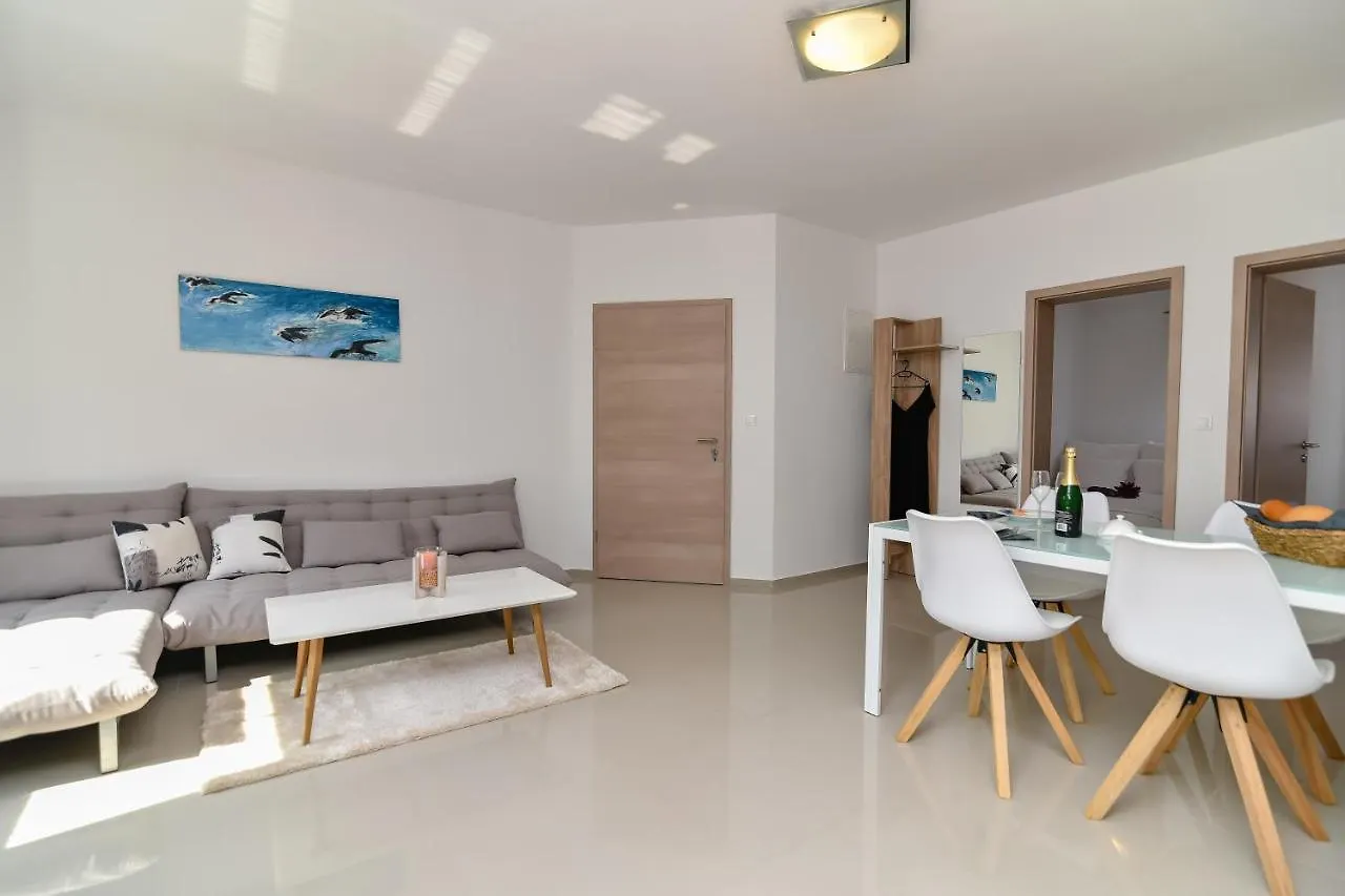 Denis Apartment Vir
