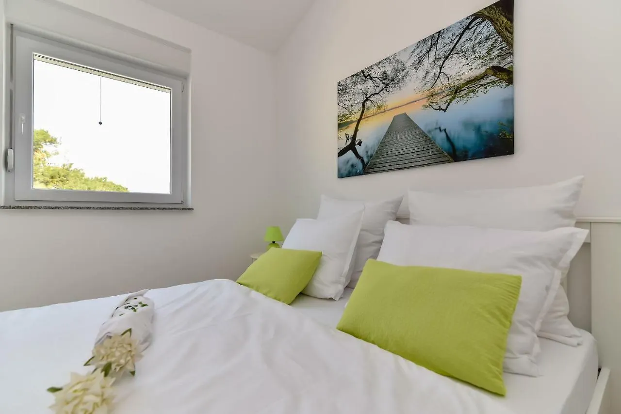 Denis Apartment Vir