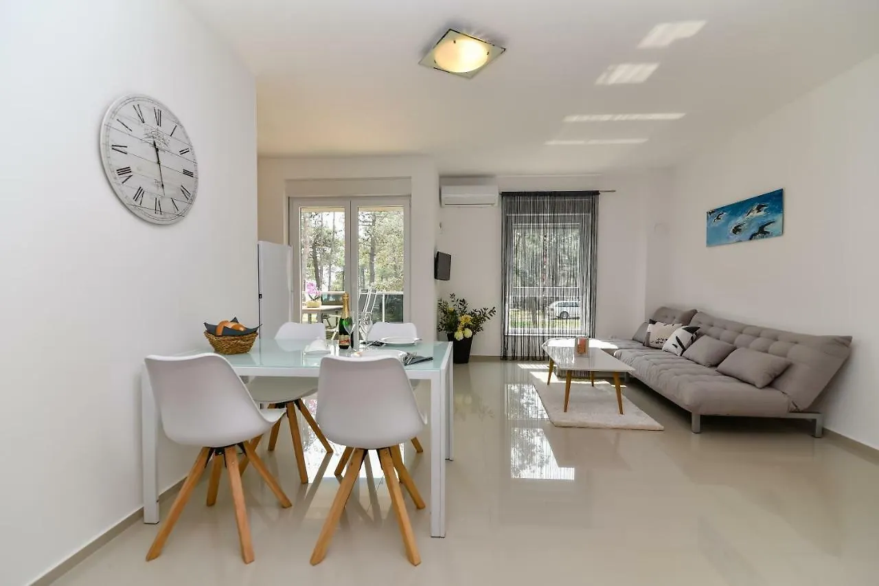 Denis Apartment Vir