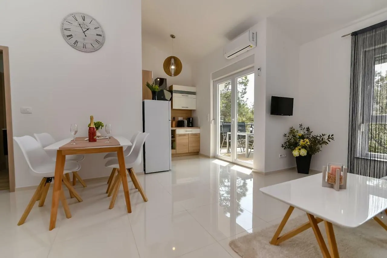 Denis Apartment Vir