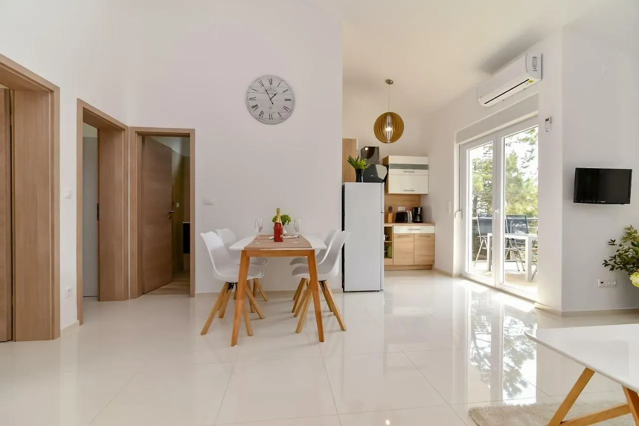 Denis Apartment Vir